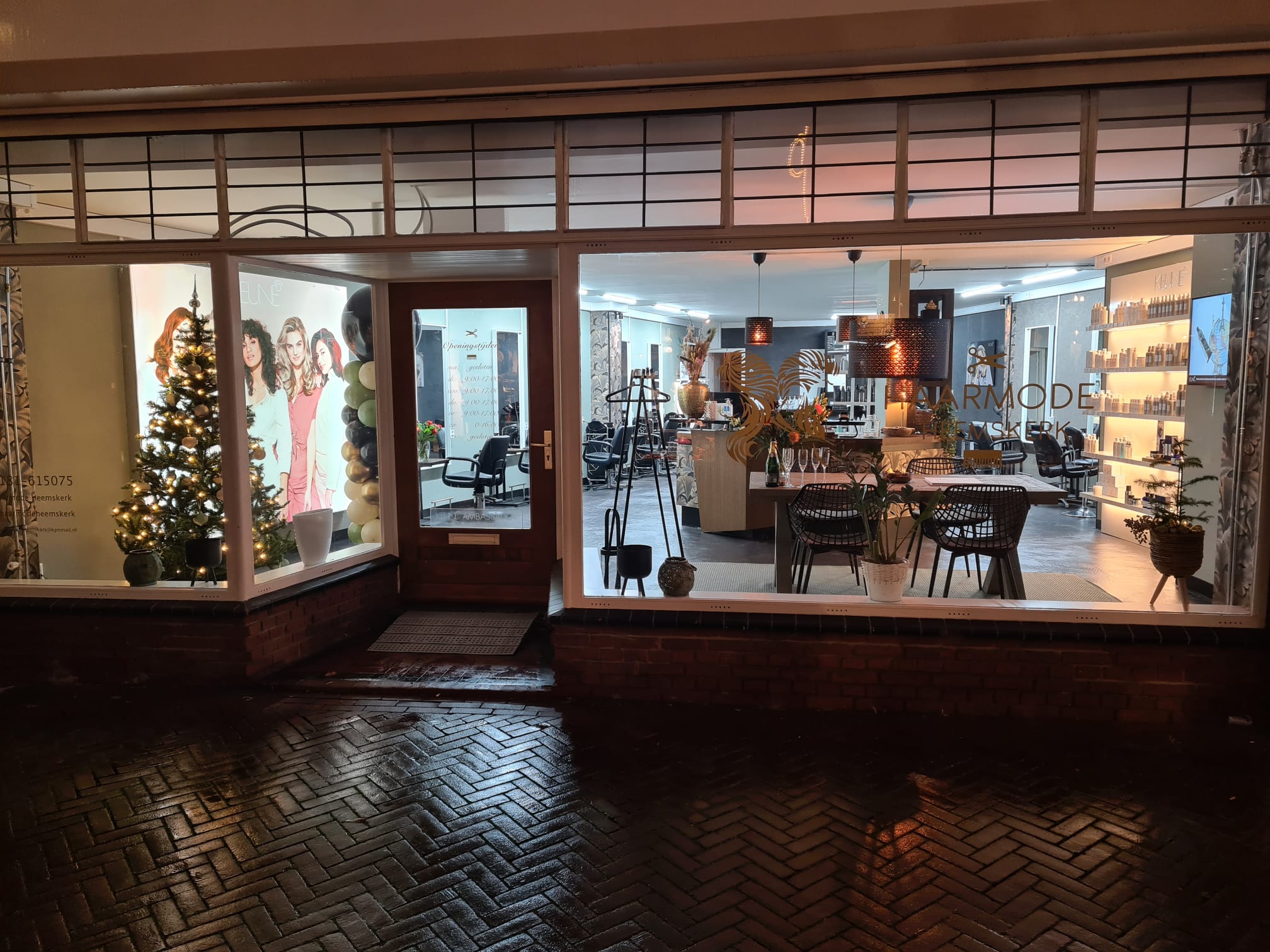 De verlichte gevel van Haarmode Heemskerk aan de Voorstraat